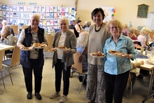 Gute Stimmung bei deftigem Essen: Gemeindereferentin Tabor (2. Von rechts) mit ihrem Team